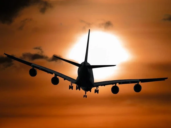 airline-in-shadow1764137221-0-600x450.webp.webp