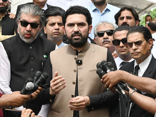 cm-kpk-sohail-afridi-at-supreme-court1786459274-0-600x450.webp.webp