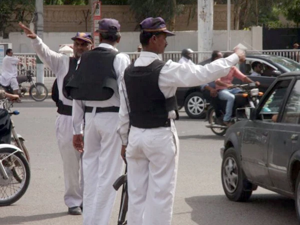 karachi-traffic-police1737701284-0-600x450.webp.webp